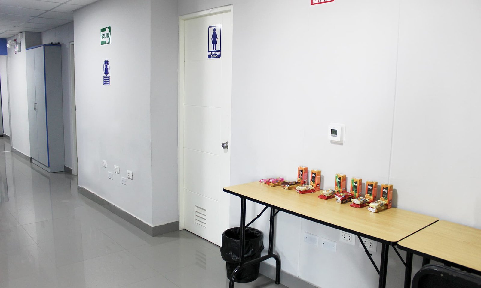Sala de eventos corporativos en Lima con mesas