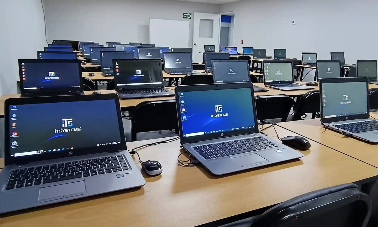 Laboratorio en Lima con pizarra