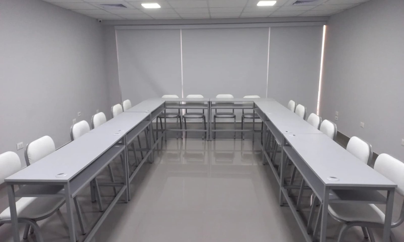 Sala de capacitación en Lima mesas en U