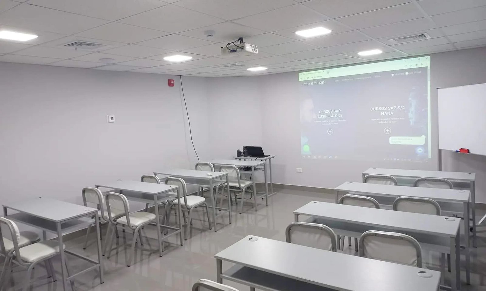 Sala de capacitación en Lima con proyector