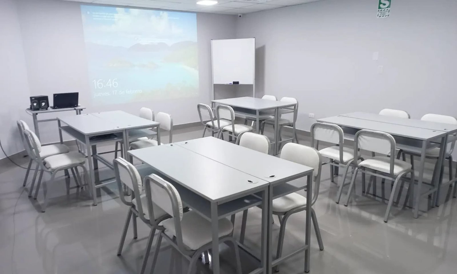 Sala de capacitación en Lima equipada
